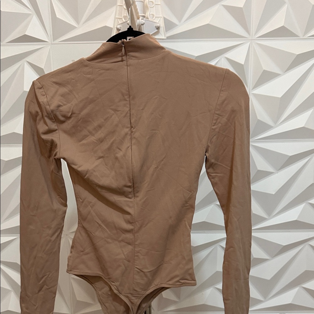 Babaton Taupe Long Sleeve Bodysuit - Picture 4 of 4